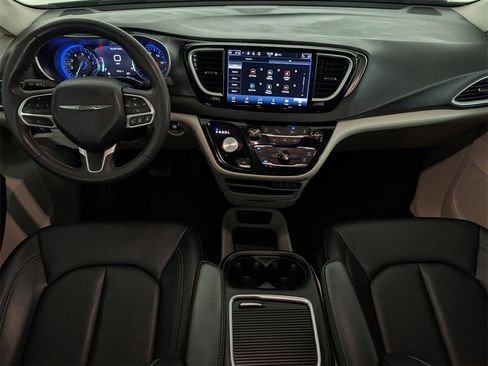 Used 2024 Chrysler Pacifica Touring-L image 11