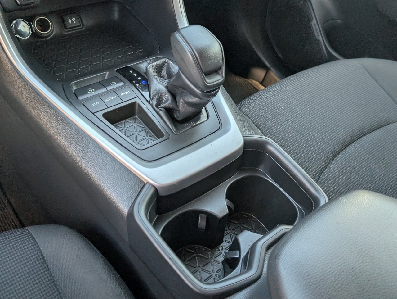 Used 2019 Toyota RAV4 LE w/ Carpet Mat Package FWD image 16