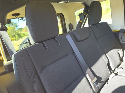 Used 2018 Jeep Wrangler Unlimited Sahara image 17