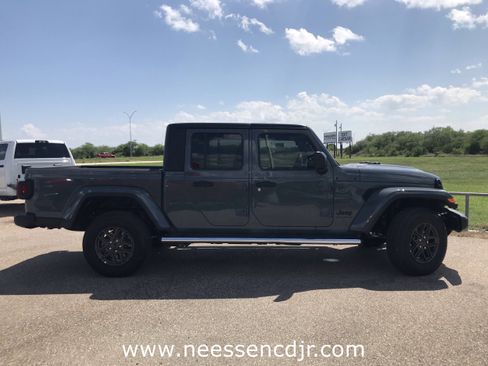 New 2025 Jeep Gladiator Sport image 9