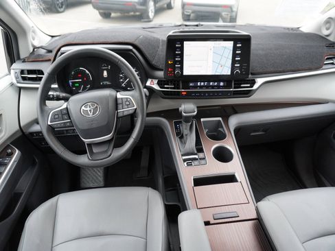 Used 2022 Toyota Sienna XLE image 2