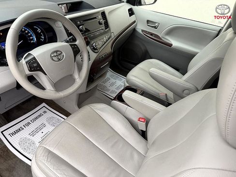 Used 2013 Toyota Sienna XLE image 12
