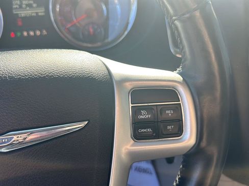 Used 2016 Chrysler Town & Country Touring w/ Driver Convenience Group FWD image 16
