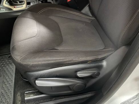 Used 2015 Jeep Cherokee Latitude w/ Cold Weather Group AWD/4WD image 15