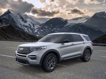 New 2024 Ford Explorer XLT w/ Equipment Group 202A
