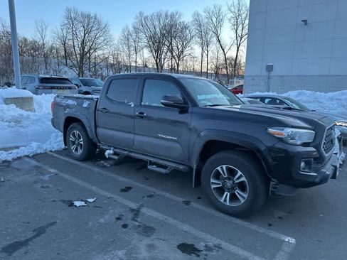 Used 2019 Toyota Tacoma TRD Sport image 6