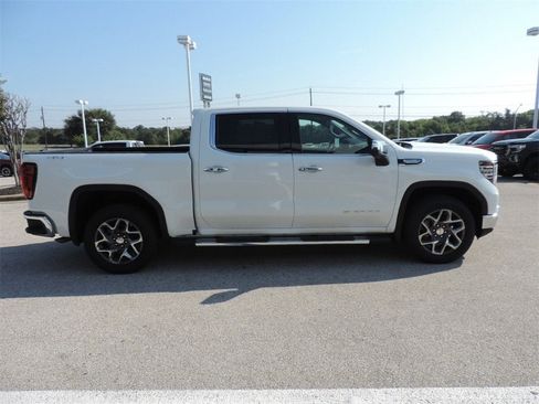 New 2026 GMC Sierra 1500 SLT image 4