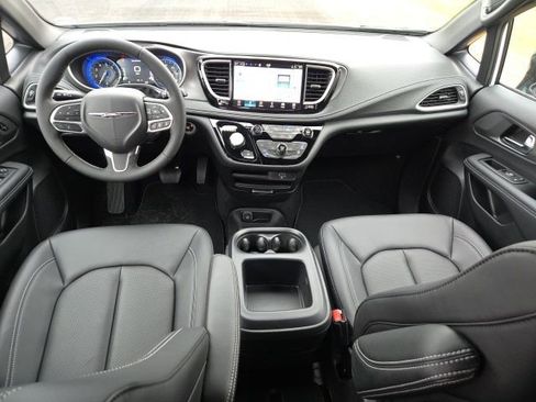 New 2026 Chrysler Pacifica Select image 10