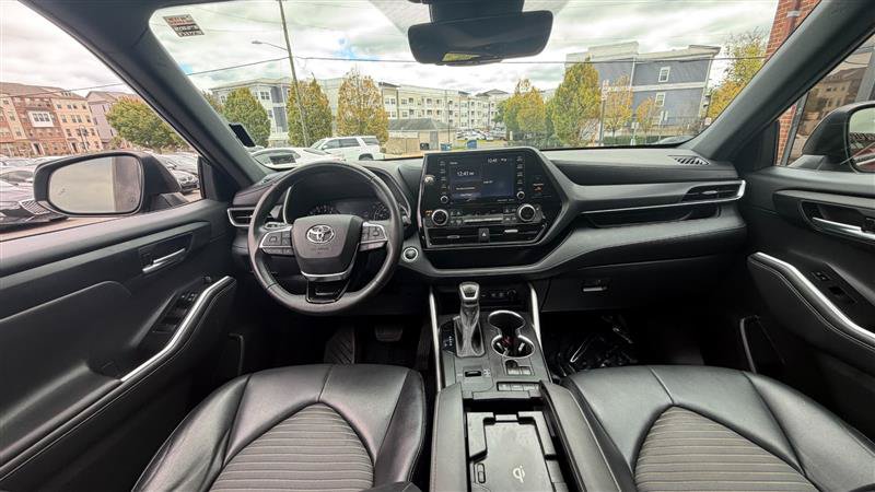 Used 2021 Toyota Highlander XSE FWD image 24