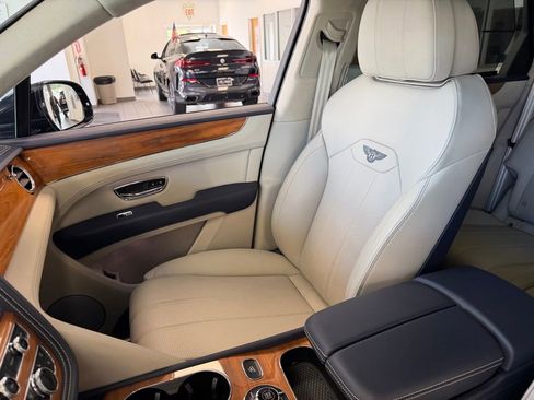 Used 2024 Bentley Bentayga AWD/4WD image 12