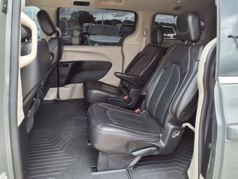 Used 2022 Chrysler Pacifica Touring-L FWD image 25