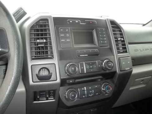 Used 2018 Ford F450 XL w/ Power Equipment Group image 9