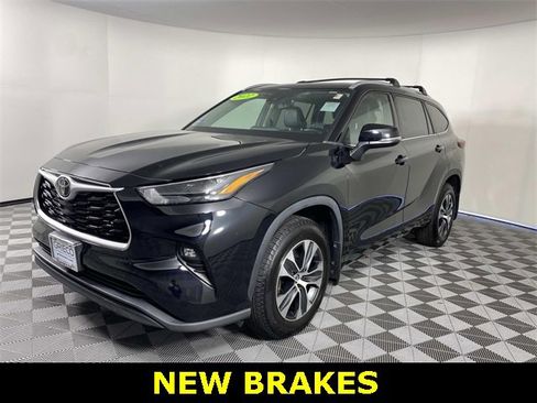Used 2022 Toyota Highlander XLE image 4