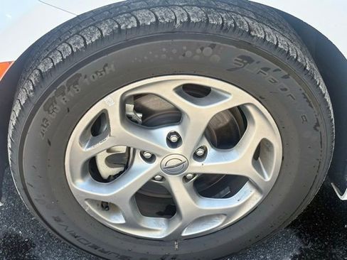 Used 2023 Chrysler Pacifica Limited image 32