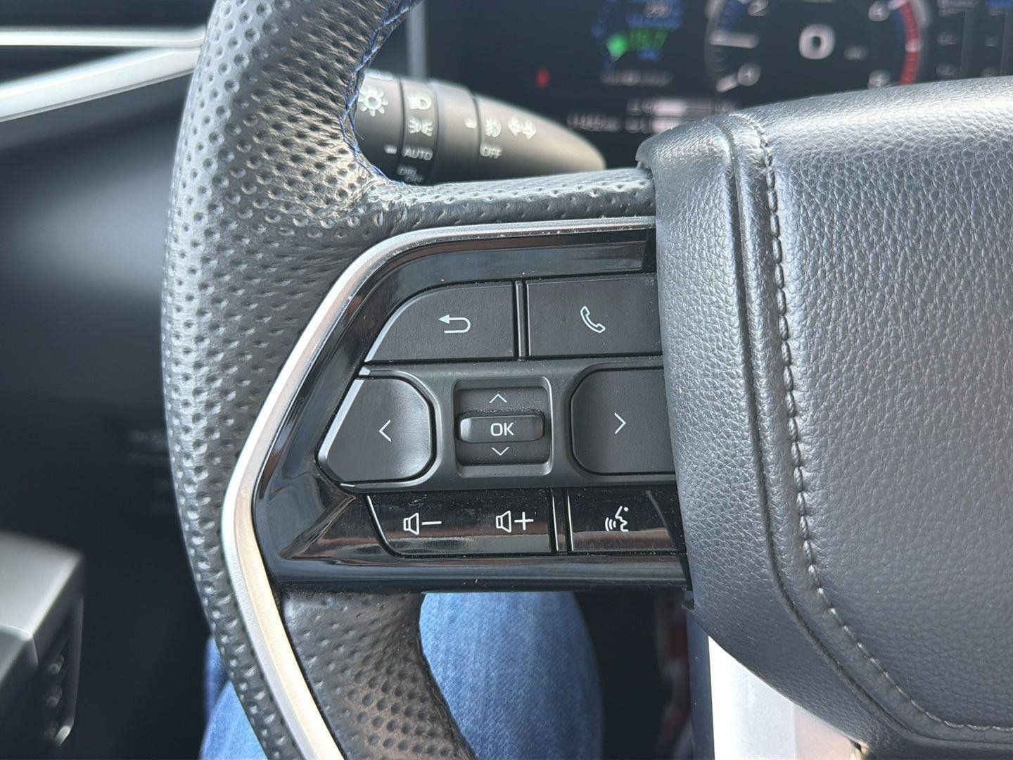 Certified 2025 Toyota Sequoia Platinum AWD/4WD image 36