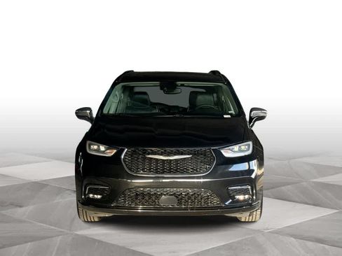 Used 2023 Chrysler Pacifica Limited FWD image 3