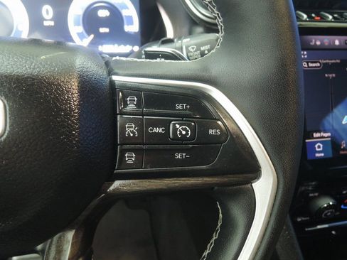 Used 2024 Jeep Grand Cherokee L Limited AWD/4WD image 15