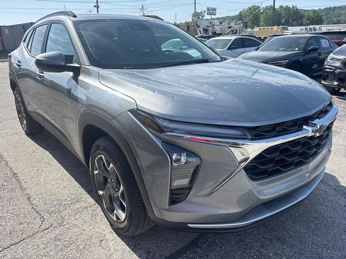 Used 2026 Chevrolet Trax LT w/ LT Convenience Package FWD image 5