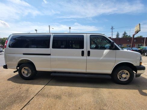 Used 2025 Chevrolet Express 3500 LS w/ Chrome Appearance Package RWD image 8