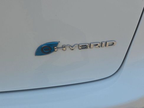 Used 2023 Chrysler Pacifica Touring-L FWD image 5