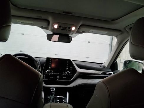 Used 2020 Toyota Highlander XLE AWD/4WD image 23