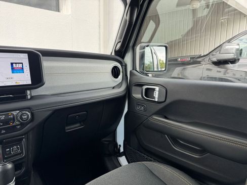 Used 2025 Jeep Wrangler Sahara image 34