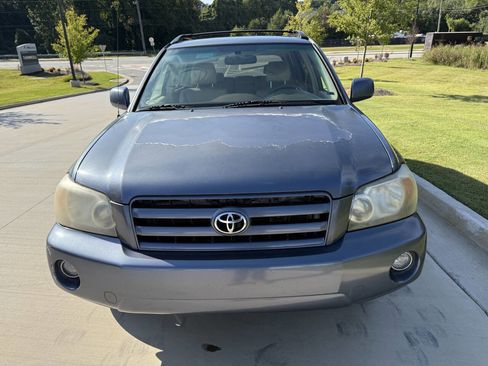 Used 2005 Toyota Highlander 2WD w/ 3rd Row image 4
