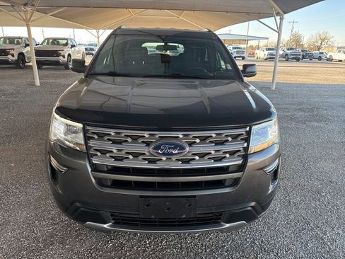Used 2018 Ford Explorer XLT image 2