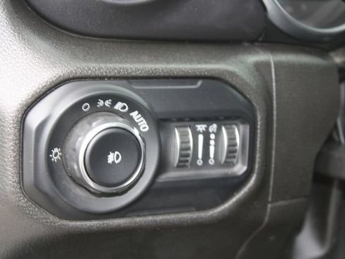 Used 2022 Jeep Wrangler Unlimited Sahara AWD/4WD image 12