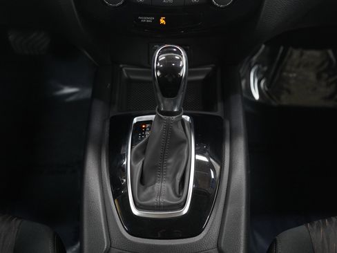 Used 2017 Nissan Rogue SV w/ Midnight Edition image 15