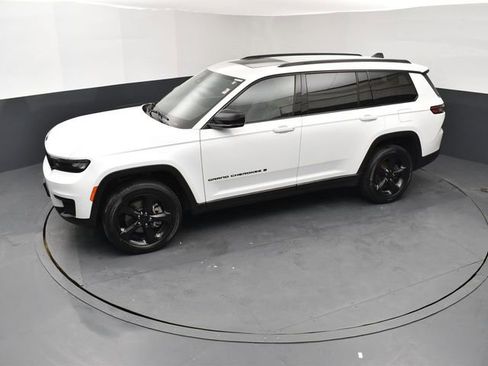 Used 2023 Jeep Grand Cherokee L Laredo AWD/4WD image 15