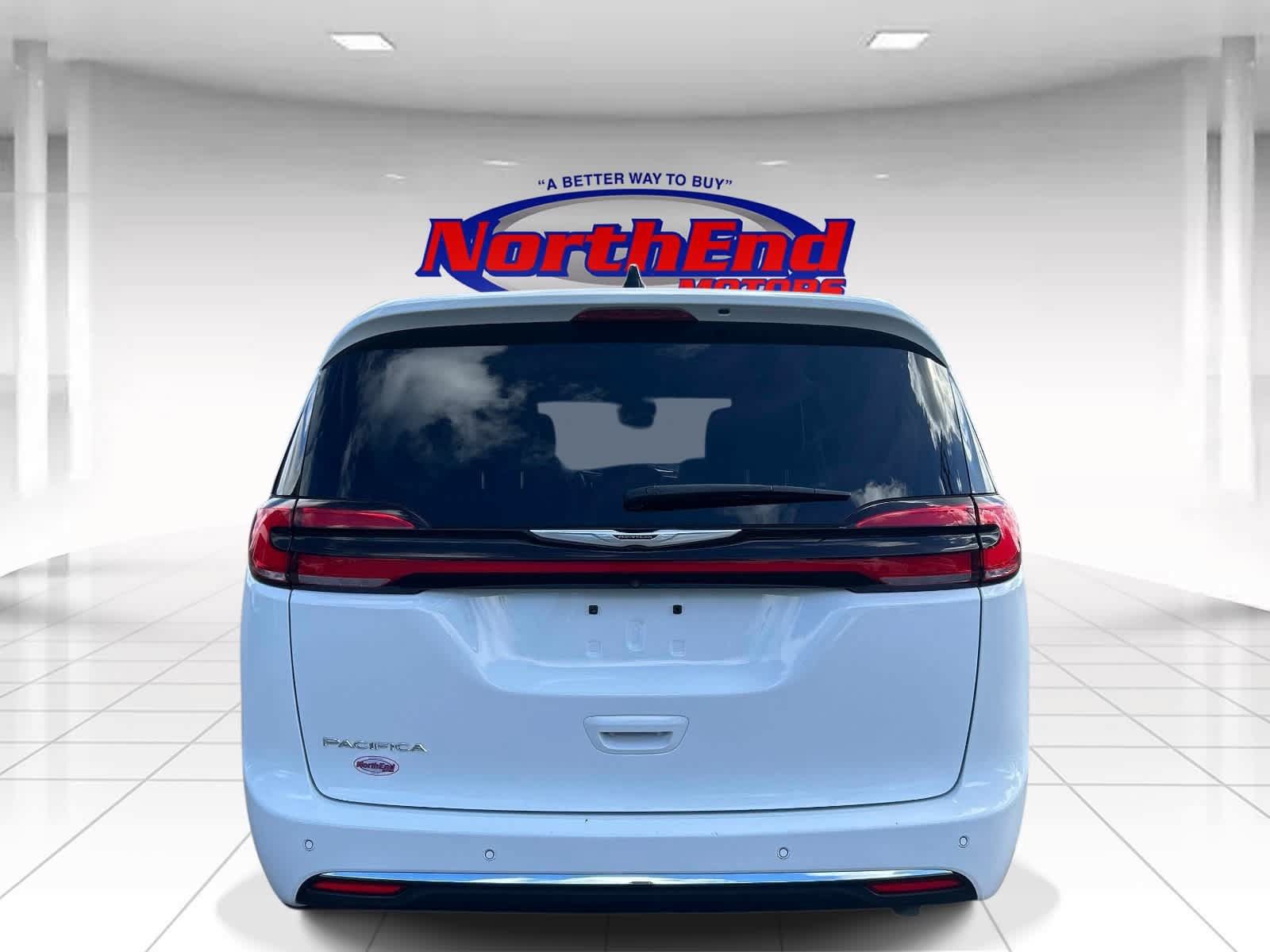 Used 2024 Chrysler Pacifica Touring-L FWD image 4