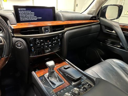 Used 2016 Lexus LX 570 4WD w/ Luxury Package image 37