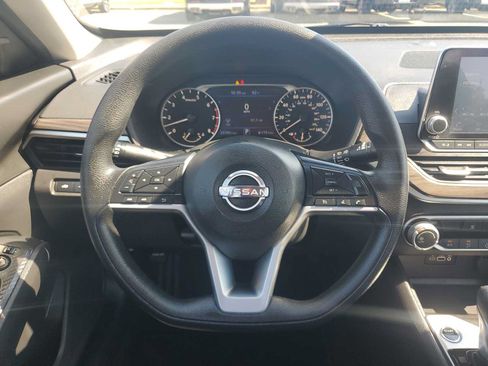 Used 2025 Nissan Altima 2.5 SV FWD image 11