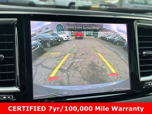 Certified 2023 Chrysler Pacifica Touring-L image 24