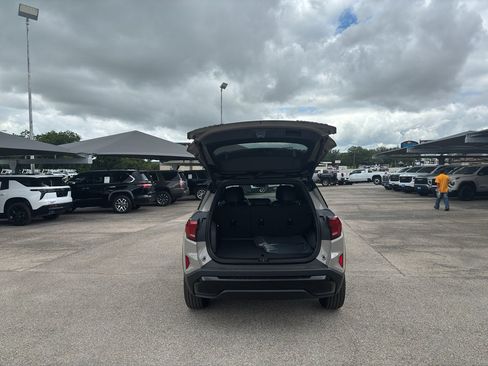Used 2027 GMC Terrain Elevation w/ Elevation Premium Package FWD image 7