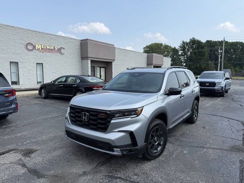 Used 2025 Honda Pilot TrailSport image 2