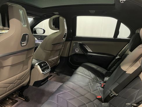 Used 2024 BMW i7 xDrive60 w/ Executive Package image 24