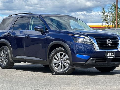 Used 2025 Nissan Pathfinder SV AWD/4WD image 2