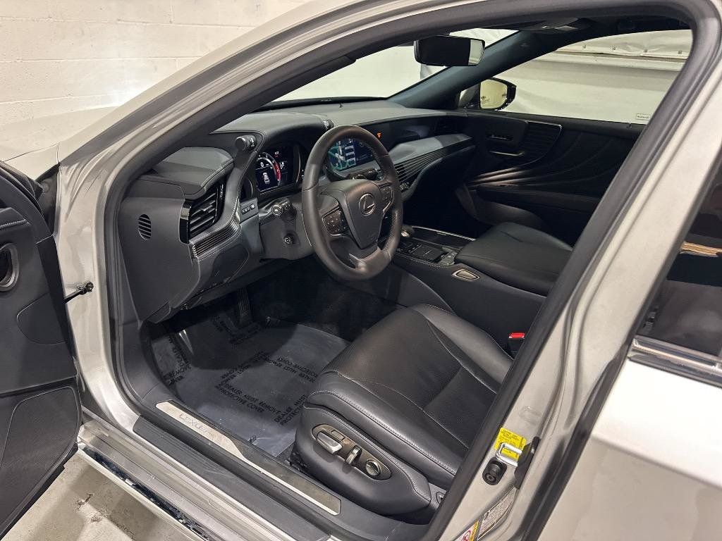 Used 2018 Lexus LS 500 w/ Accessory Package (Z1) RWD image 36
