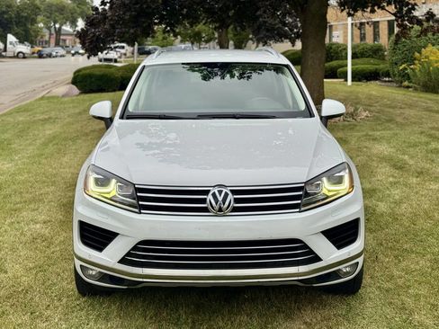 Used 2017 Volkswagen Touareg Sport image 3