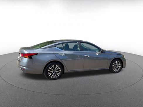 Used 2025 Nissan Altima 2.5 SV FWD image 14