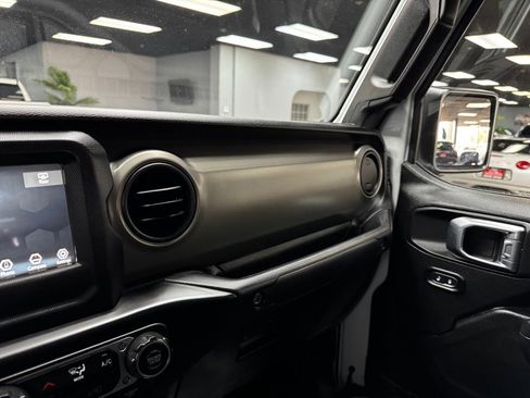 Used 2022 Jeep Gladiator Willys image 27