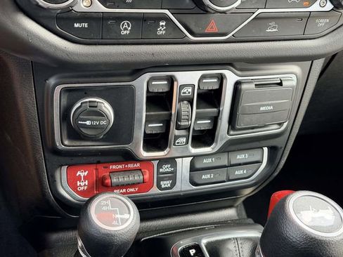 Used 2024 Jeep Wrangler Unlimited Rubicon AWD/4WD image 22