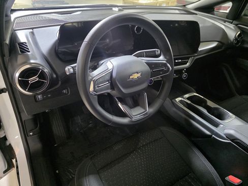 Used 2025 Chevrolet Equinox EV LT image 2