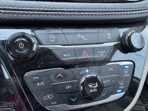 Used 2020 Chrysler Pacifica Limited image 20