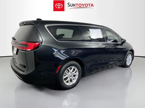 Used 2023 Chrysler Pacifica Touring-L image 4