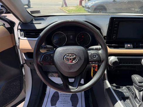 Used 2019 Toyota RAV4 LE FWD image 10