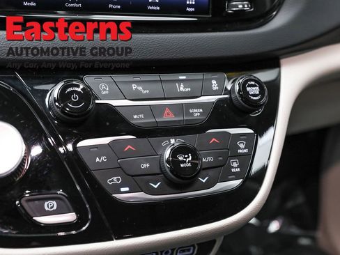 Used 2023 Chrysler Pacifica Touring-L FWD image 20
