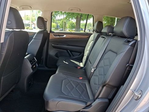 Used 2025 Volkswagen Atlas SE AWD/4WD image 12